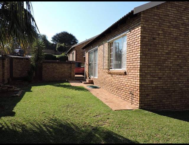 2 BEDROOM TOWNHOUSE FOR SALE IN WILGEHEUWEL